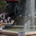 Una mujer se refresca en una fuente, en Macedonia del Norte, a causa del intenso calor que afecta gran parte de Europa.