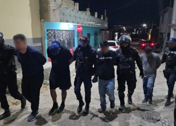 Agentes de la Policía conducen a los cuatro detenidos, presuntos responsales de lamuerte de pareja hondureña.