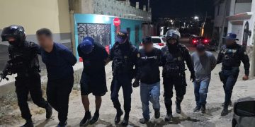 Agentes de la Policía conducen a los cuatro detenidos, presuntos responsales de lamuerte de pareja hondureña.