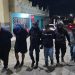 Agentes de la Policía conducen a los cuatro detenidos, presuntos responsales de lamuerte de pareja hondureña.