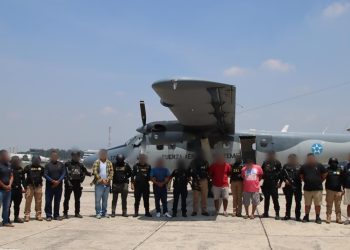Policías antinarcóticos custodian a 10 de los detenidos en un operativo anticarcótico en Iztapa y puerto San José, Escuintla.
