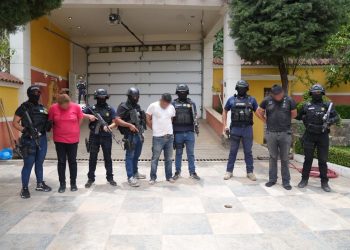 Miembros del Comando Antisecuestros de la PNC, junto a los tres presuntos autores de secuestro en Quetzaltenango.