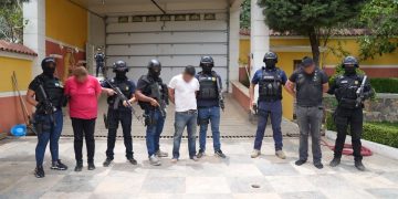 Miembros del Comando Antisecuestros de la PNC, junto a los tres presuntos autores de secuestro en Quetzaltenango.