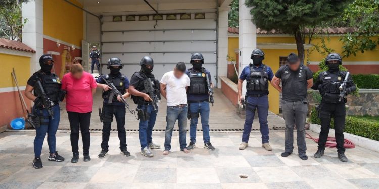 Miembros del Comando Antisecuestros de la PNC, junto a los tres presuntos autores de secuestro en Quetzaltenango.