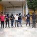 Miembros del Comando Antisecuestros de la PNC, junto a los tres presuntos autores de secuestro en Quetzaltenango.