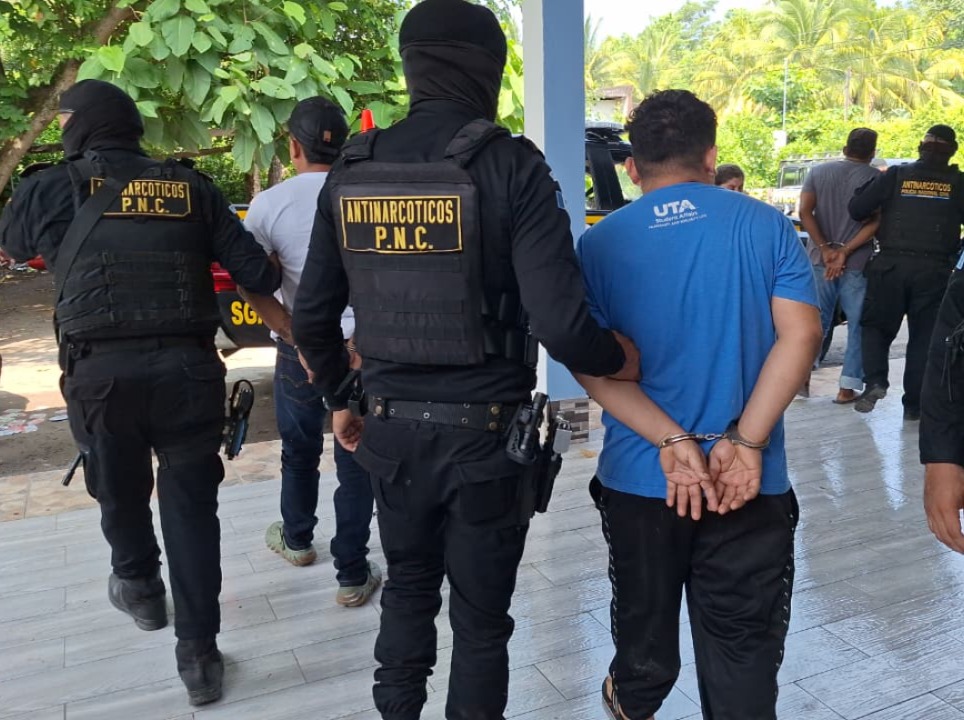 Algunos de los ocho capturados durante operativo.