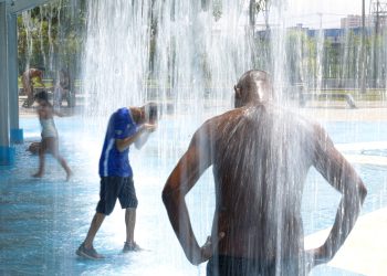 La imagen de febrero 2025 en un sector de Río de Janeiro, Brasil, ilustra el intenso calor que se vivió en Latinoamérica el año pasado.