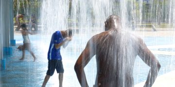 La imagen de febrero 2025 en un sector de Río de Janeiro, Brasil, ilustra el intenso calor que se vivió en Latinoamérica el año pasado.