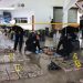 Agentes antinarcóticos custodian los bultos con la droga. Las autoridades contabilizaran 1 mil 500 kilos de cocaína.