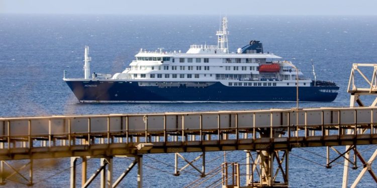 El crucero en el que se produjo el brote de hantavirus se encuentra frente a las costas de Cabo Verde.