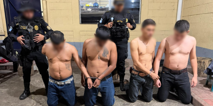 Capturan a mareros Salvatrucha con armas de fuego y municiones./Foto: PNC.