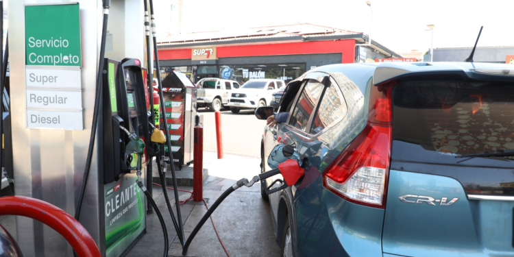 Diaco insta a denunciar casos de incumplimiento de apoyo temporal a los combustibles./Foto: MEM.