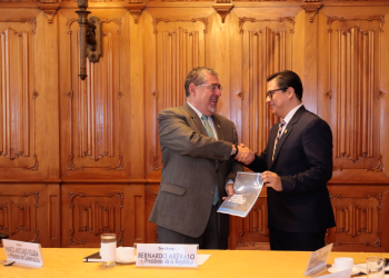 Presidente Bernardo Arévalo (izquierda) junto al comisionado nacional contra la Corrupción, Julio Flores (derecha). / Foto: Alex Jacinto.