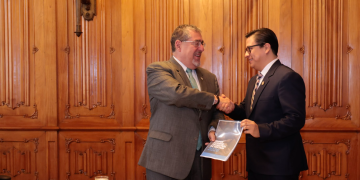 Presidente Bernardo Arévalo (izquierda) junto al comisionado nacional contra la Corrupción, Julio Flores (derecha). / Foto: Alex Jacinto.