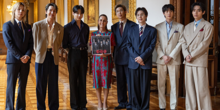 BTS junto a la presidenta de México, Claudia Sheinbaum. / Foto: X @Claudiashein.
