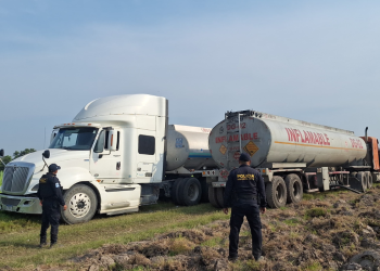 Como resultado de las diligencias, los agentes localizaron la cisterna abandonada entre cañaverales en el kilómetro 92 de la misma ruta. / Foto: PNC.