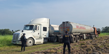 Como resultado de las diligencias, los agentes localizaron la cisterna abandonada entre cañaverales en el kilómetro 92 de la misma ruta. / Foto: PNC.
