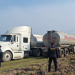 Como resultado de las diligencias, los agentes localizaron la cisterna abandonada entre cañaverales en el kilómetro 92 de la misma ruta. / Foto: PNC.