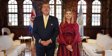 Presidente Bernardo Arévalo junto a la presidente electa de Costa Rica, Laura Fernández. / Foto: Gobierno de Guatemala.