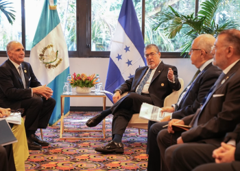 Presidentes de Guatemala y Honduras en reunión bilateral.