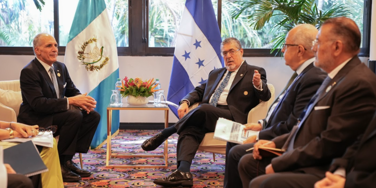 Presidentes de Guatemala y Honduras en reunión bilateral.