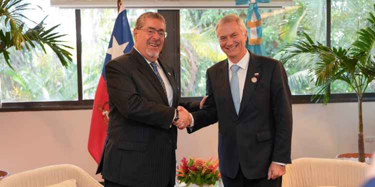 Presidentes de Guatemala y Chile en reunión bilateral en Costa Rica.