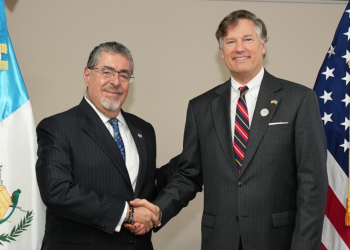 Presidente Arévalo y el subsecretario de Estado de los EE. UU., Christopher Landau, se reunieron en Costa Rica . / Foto: Antonio Ramírez.