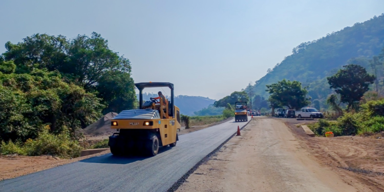 Avanzan trabajos de mejoramiento vial en la Zona Reina y Jalapa./Foto: Caminos.