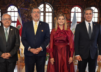 Presidente Bernardo Arévalo y su homologa de Costa Rica, Laura Fernández..