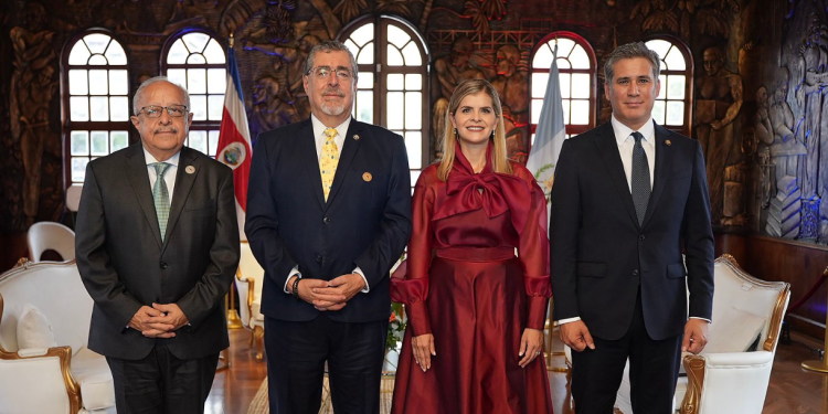 Presidente Bernardo Arévalo y su homologa de Costa Rica, Laura Fernández..