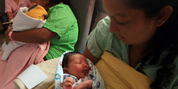 más de 4 mil mamás recibieron a sus bebés un 10 de mayo en los últimos años