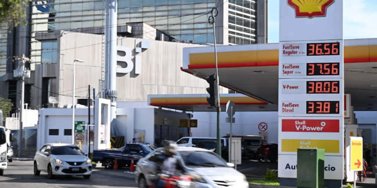 Reducción de precios de combustibles se refleja a nivel nacional./Foto: Byron de la Cruz.