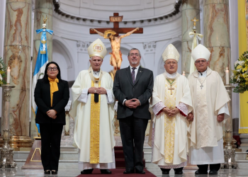 Presidente participó en la misa en conmemoración del primer aniversario del nombramiento del Papa León XIV. / Fotos: Analí Camey y Alex Jacinto.