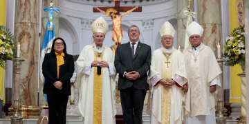 Presidente participó en la misa en conmemoración del primer aniversario del nombramiento del Papa León XIV. / Fotos: Analí Camey y Alex Jacinto.