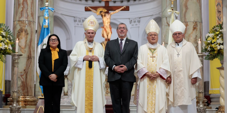 Presidente participó en la misa en conmemoración del primer aniversario del nombramiento del Papa León XIV. / Fotos: Analí Camey y Alex Jacinto.