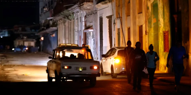 Apagones de hasta 22 horas afectan a La Habana, Cuba, y aún más a las provincias. / Foto: EFE.