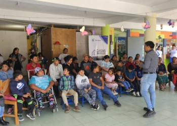 Estudiantes con discapacidad aprenden idioma "kaqchikel". / Foto: MCD.