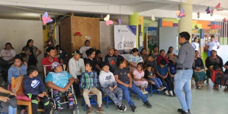 Estudiantes con discapacidad aprenden idioma "kaqchikel". / Foto: MCD.