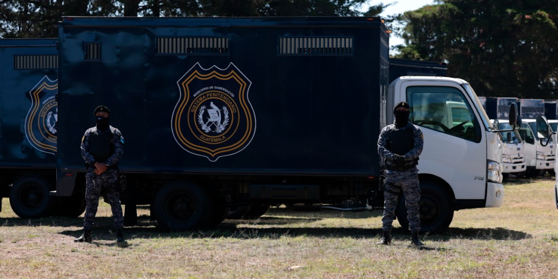 Entrega de camiones para traslado de privados de libertad. / Foto: Alex Jacinto.