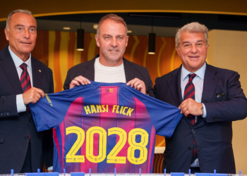 Hansi Flick renueva con el Barcelona hasta 2028