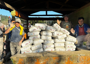 Entregan sacos de cemento en Camotán, Chiquimula para construir pisos saludables./Foto: Mides.