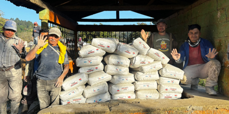 Entregan sacos de cemento en Camotán, Chiquimula para construir pisos saludables./Foto: Mides.