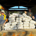 Entregan sacos de cemento en Camotán, Chiquimula para construir pisos saludables./Foto: Mides.