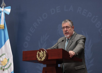Presidente Bernardo Arévalo se refirió a la necesidad de la ley contra el lavado de dinero, en La Ronda. / Foto: Alex Jacinto.