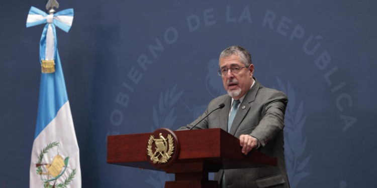 Presidente Bernardo Arévalo se refirió a la necesidad de la ley contra el lavado de dinero, en La Ronda. / Foto: Alex Jacinto.