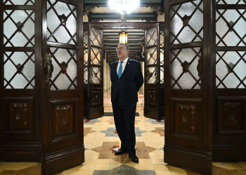 Presidente Bernardo Arévalo aborda el anuncio de la liquidación de la FECI. / Foto: Byron de la Cruz.