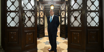 Presidente Bernardo Arévalo aborda el anuncio de la liquidación de la FECI. / Foto: Byron de la Cruz.
