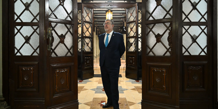 Presidente Bernardo Arévalo aborda el anuncio de la liquidación de la FECI. / Foto: Byron de la Cruz.