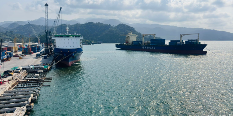 Buques colisionan en puerto Santo Tomás de Castilla./Foto: Ejército de Guatemala.