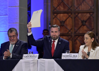 Entonces embajador de EE.UU. en Guatemala con carta de oferta y aceptación./Foto: Álvaro Interiano.